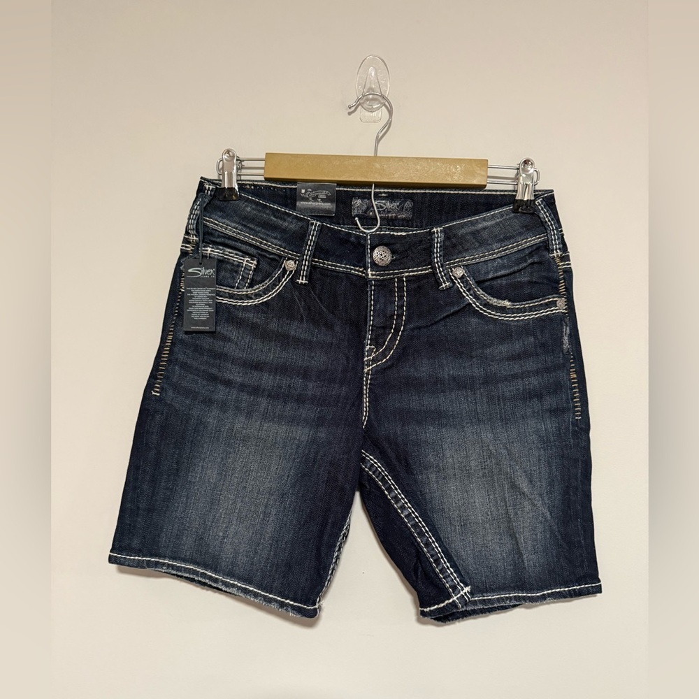 Silver Suki Dark Wash Curvy Denim Shorts Size 27 NWT Embroidered Mid Rise